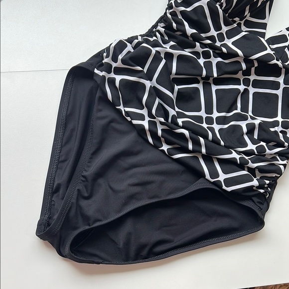 La Blanca One Piece Black and White Halter Swimsuit 4 - Picture 3 of 8